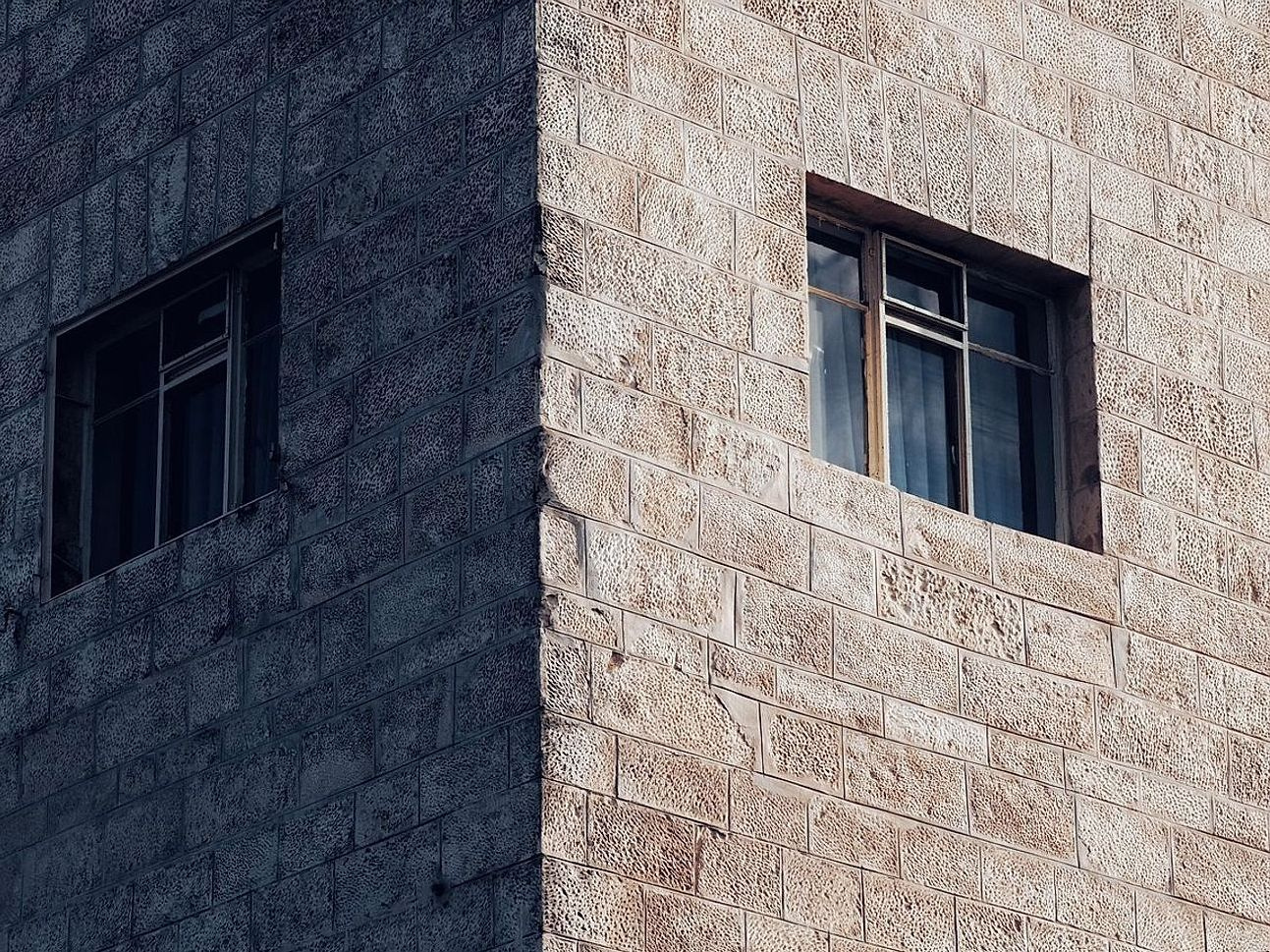 Açık atölyede dokulu taş parçalarını inceleyen ziyaretçiler